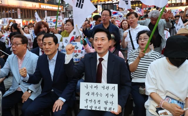 장동혁 "재명아" 팻말에 박지원 "이따위 짓을" 질타…"국격에 맞지 않아"