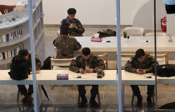 '월급 150만원'이 독 됐다…스마트폰 터치 한번에 빚더미 앉은 병사들, 대출잔액 242억