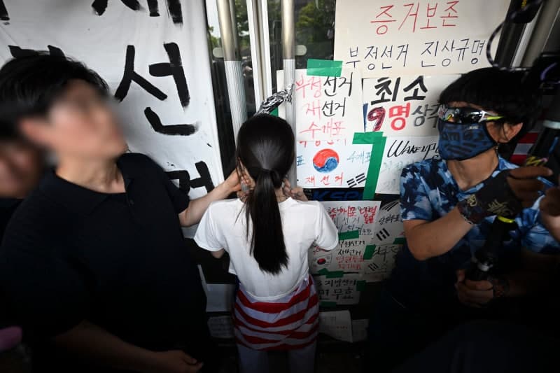 잠실 개표소 진입 막은 '올다르크' 30대 여성, 내일 경찰 소환 조사