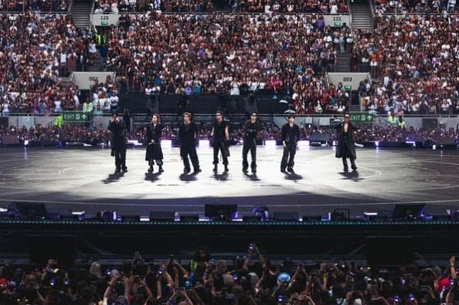 BTS 런던 공연에 13만명 운집…“왕좌 되찾았다” 토트넘도 놀란 떼창