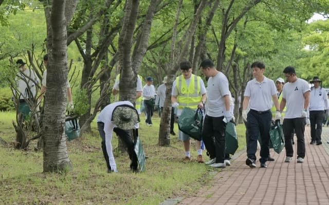 "대표부터 직원까지" 르노코리아 임직원 100여 명, 부산공장 인근서 플로깅 활동 참여