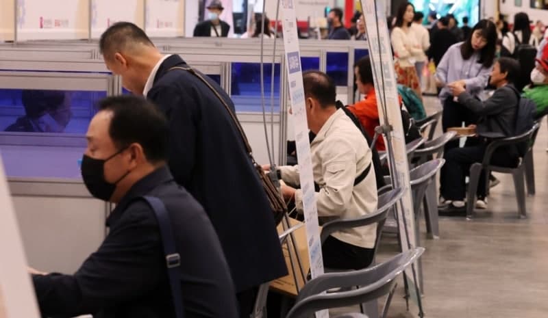 한국 노년층 빈곤율 30%대로 첫 하락… 그래도 OECD 1위, "덜 내니 덜 받는다"