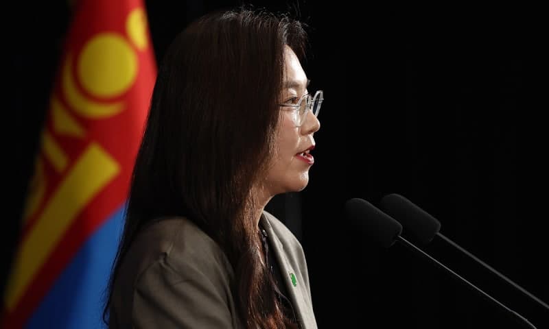 이 대통령, 몽골 대통령에게 '활쏘기 전통 공유' 국궁세트와 스마트워치 선물