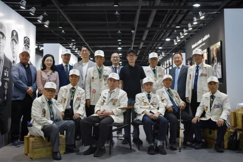 LIG D&A 50주년 사진전, 6·25 참전용사들 방문 "잊지 않아 고마워"