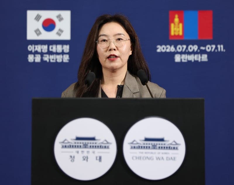 李 대통령, 몽골 국빈 방문 "한몽 황금시대 만들자"…후렐수흐 대통령에 '국궁 세트' 선물