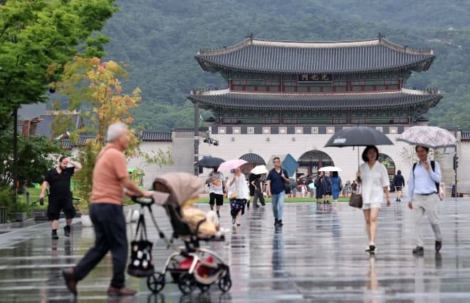 “푹푹 찐다” 주말 낮 최고 37도 ‘찜통더위’…밤낮없는 무더위 이어진다