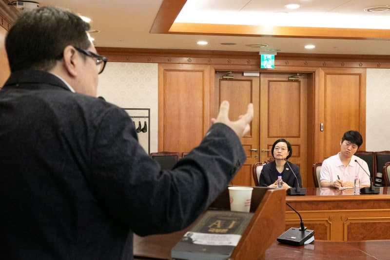 한 총리 "AI, 선택 아닌 공직 기본 역량…업무 파트너로 적극 활용해야"