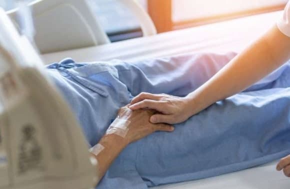아이 구하다 식물인간 된 남편…아내가 5년간 '발가락 자극'하자 기적이