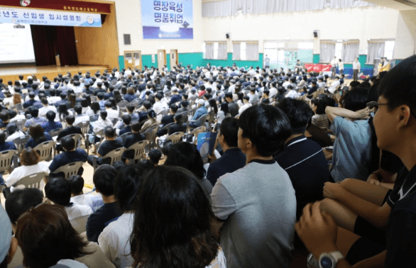 "대학보다 삼성·하이닉스"…전국서 몰린 충북반도체고 설명회 '북적'