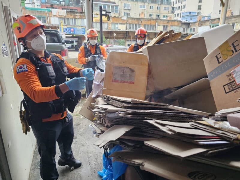 부천 식당가 "가스 샌다" 신고에 발칵...알고 보니 쓰레기통에 버려진 청소용 염산 소동