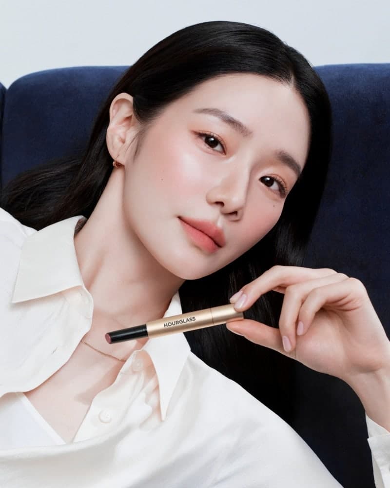 아워글래스, 박규영 발탁 "부드러운 입술 연출" 팬텀 블러 밤 출시