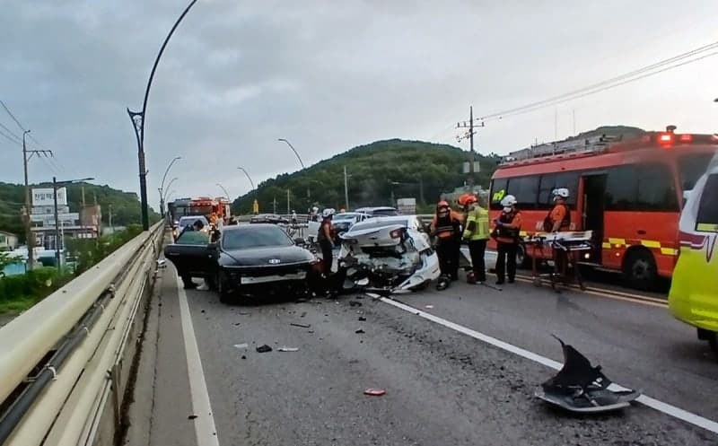 인천 고가도로서 승용차 정면 충돌…3명 사망
