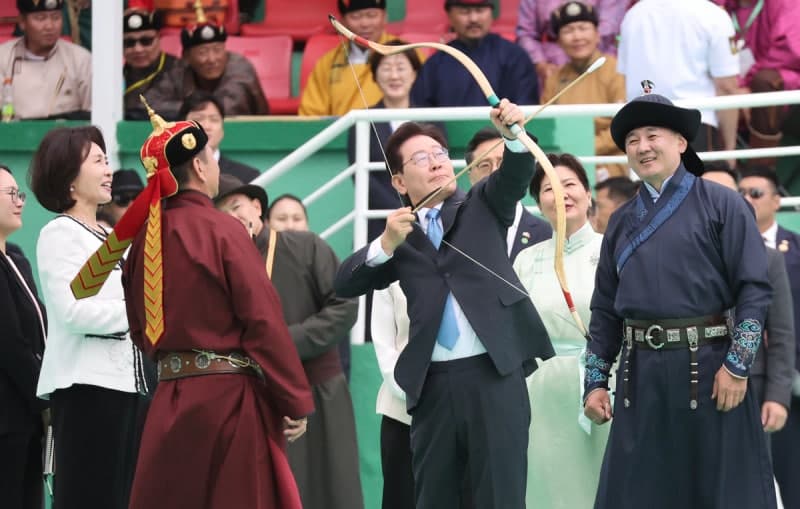 이재명 대통령, 몽골 '나담축제' 최고 주빈 참석…직접 활시위 당겨