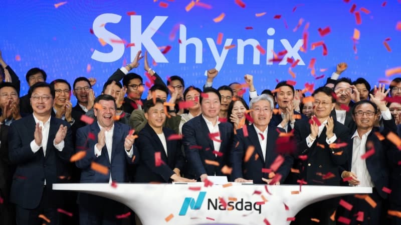 SK하이닉스, 나스닥 첫날 13% 급등 '성공 데뷔'…공모가 대비 168달러 마감