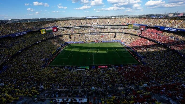 "결승전 경기장 잔디 67만원에 팝니다"…FIFA, '돈 잔치 월드컵' 상업주의 끝판왕 논란