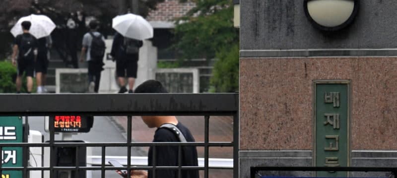 “또 배재고 논란 일면 어쩌려고”…중학교 교과서 ‘민주화과정’ 6쪽뿐