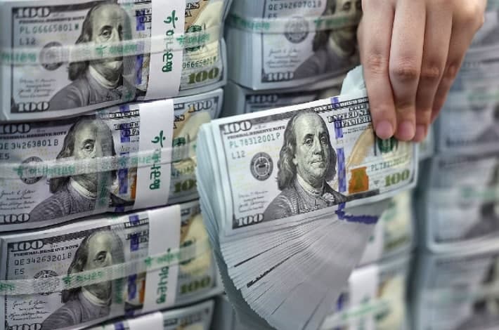 환율 1400원대 안착 조짐에 달러예금 8.8조 '쑥'…SK하이닉스發 달러폭탄 예고