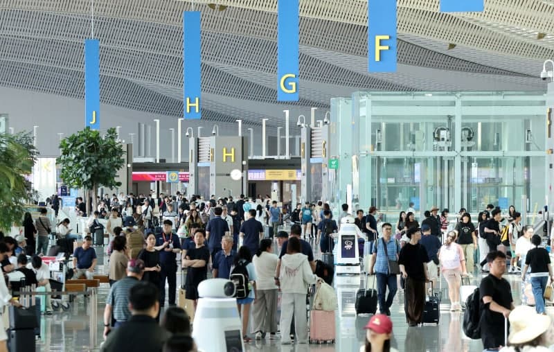 보온병에 숨겨 외화 반출 시도 덜미…인천공항 단속 60% 늘어