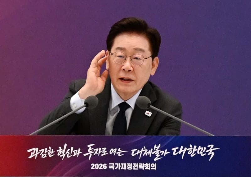 李 대통령 "대한민국 변곡점, 정치권 '발목잡기' 대신 '잘하기 경쟁'해야"
