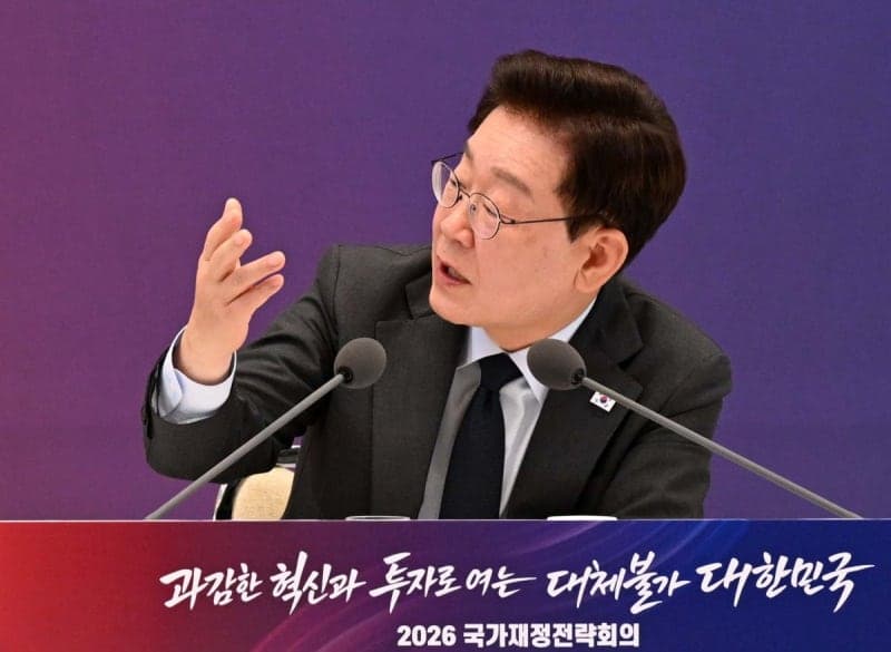 李 대통령 "물가 부담 없다면 가정용 전기요금 조정해야…저소득층엔 바우처"