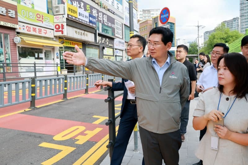 이상일 용인시장, 효자초 통학로 점검 "안전 펜스 등 훼손된 시설 조속히 정비하라"