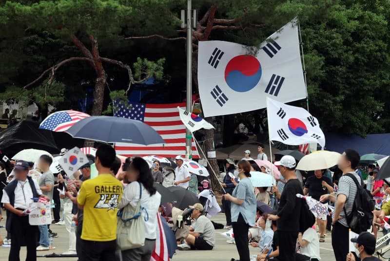 '잠실 개표소 시위' 경찰에 침 뱉은 40대 여성 구속기소, 39일째 이어진 시위… 경찰 수사 289명으로 늘어