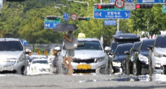 체감 35도 '찜통더위' 계속…전국 대부분 폭염·열대야, 곳곳 소나기