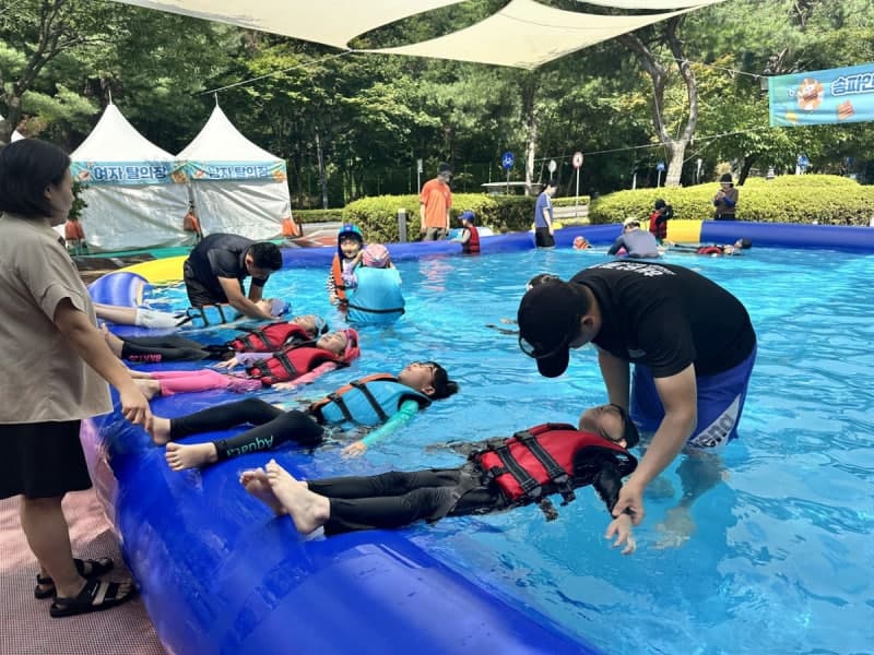 송파구, 해경과 함께하는 '어린이 생존수영' 두 달로 확대 운영