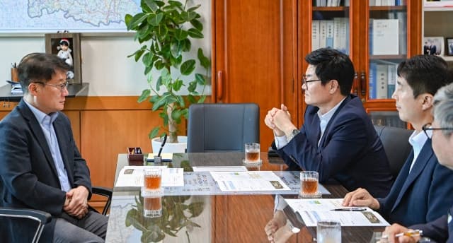 구자열 원주시장, 강원도에 종축장 부지 개발 및 국도계획 반영 등 현안 협조 요청