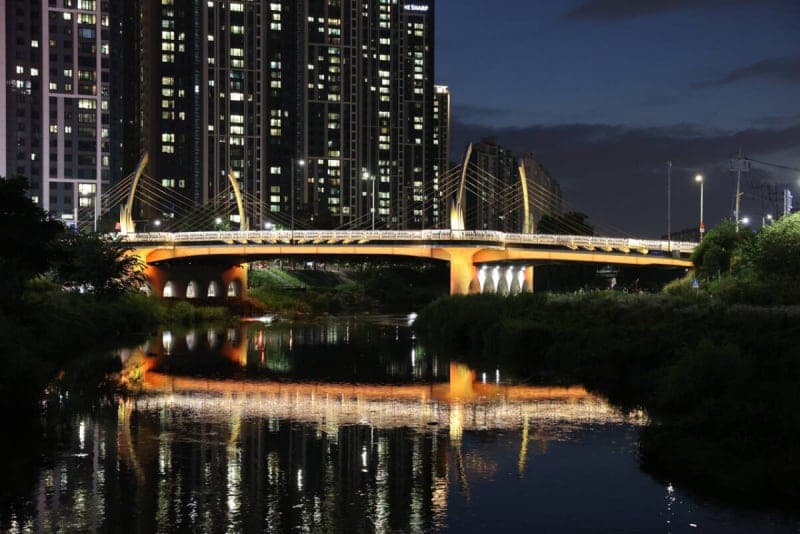 안양천 가로지르는 '비산대교', 야간 경관 새 단장…“밤빛 품은 랜드마크로”