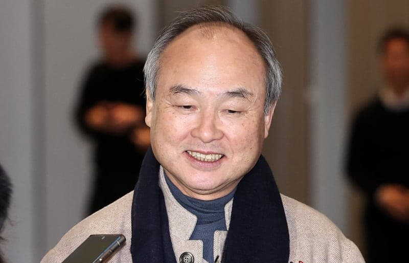 손정의 "2040년 로봇 10억대…AI 시장, 세계 GDP 20% 될 것"