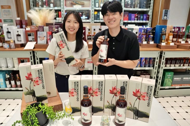롯데마트, "288병만 생산" '김창수 위스키 연꽃 50도' 단독 출시…16일 사전예약
