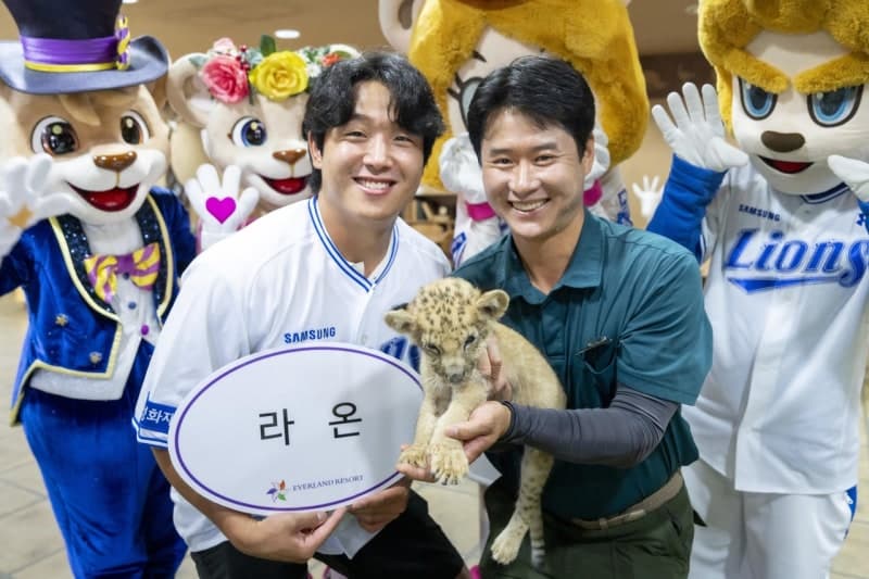 양창섭 삼성라이온즈 투수, 에버랜드 아기 사자 '라온' 만나 "우승 기운 받길"