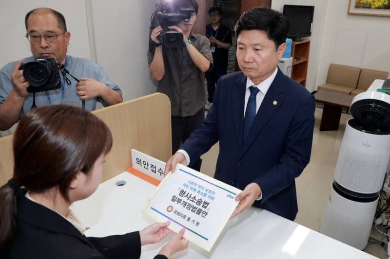與 홍기원 등 11명, "보완수사권 폐지 우려" 속 '검찰 보완수사 예외적 허용' 형소법 개정안 발의
