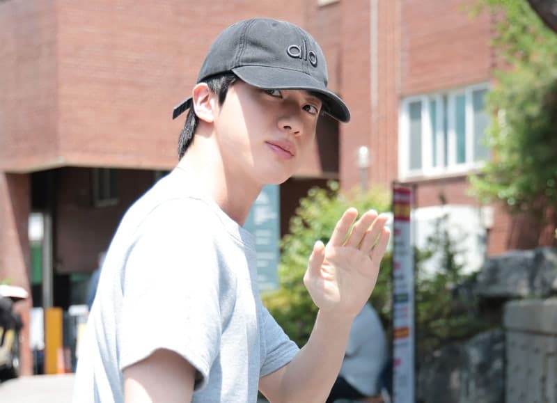 BTS 진에 '기습 뽀뽀' 일본인 여성, 강제추행 혐의 첫 공판 불출석