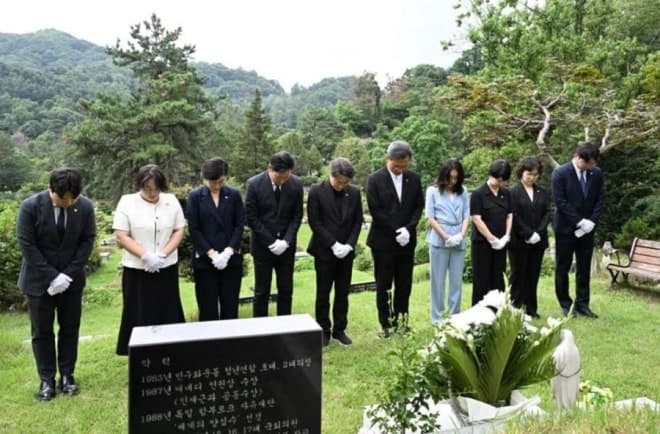서울시의회 민주당 1기 대표단, 첫 공식 일정으로 마석 모란공원 참배… '민생·민주주의' 수호 다짐
