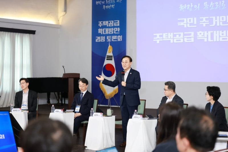 부동산 토론회 첫날, "비아파트 대출 규제 풀고 이주비 허용해야" 공급 해법 쏟아져