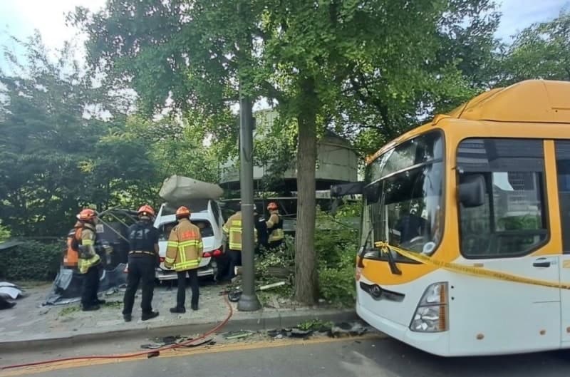 분당 정자역 인근서 50대 여성 몰던 벤츠 인도 돌진, 30대 남성 사망 "급발진" 주장