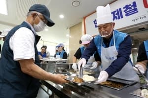 “무더위 함께 이겨내요”…현대제철, 당진 복지시설에 제철 과일 나누고 보양식 배식 봉사