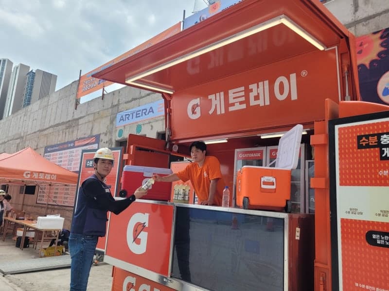 롯데칠성음료, 금호건설과 폭염 속 건설현장 근로자 온열질환 예방 캠페인 진행