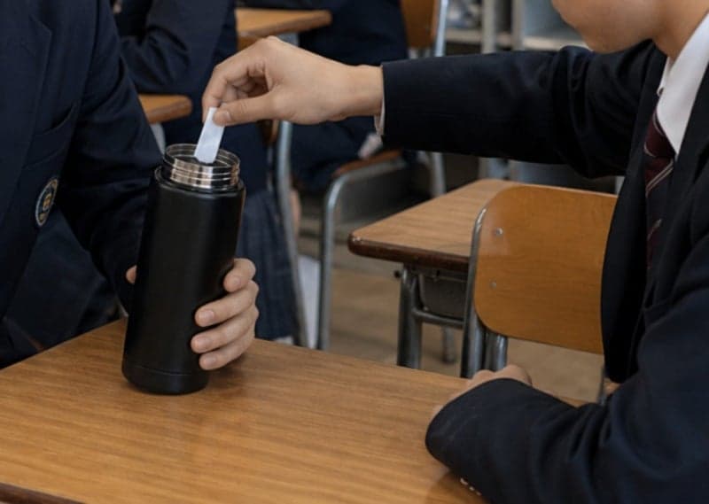 “뭘 넣은 거야?” 日학교 ‘공포 확산’…친구 텀블러에 세제·수면제 몰래 넣어