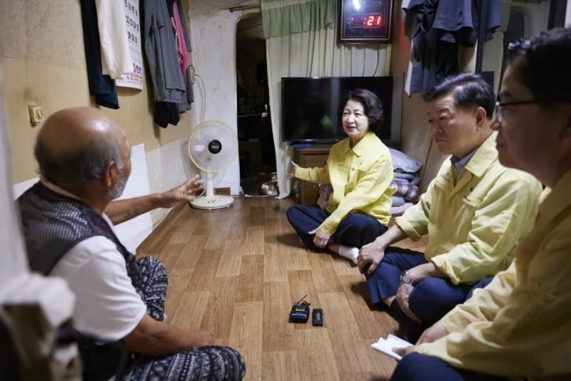 추미애, 폭염 뚝방촌 찾아 "기후위기, 취약층에 더 큰 피해"…지원책 살피겠다