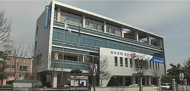 '124표 차' 충주시장 선거 재검표 시작부터 파행…맹정섭 후보 강제 퇴거