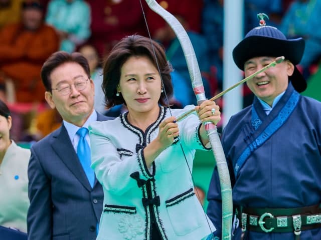 김혜경 여사 '악수 뒤 손털기' 논란, 대통령실 "악의적 편집" 해명…직전 상황보니