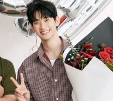 김수현, '김새론 교제' 족쇄 벗고 1년 4개월 만에 활동 재개…꽃다발 들고 환한 미소