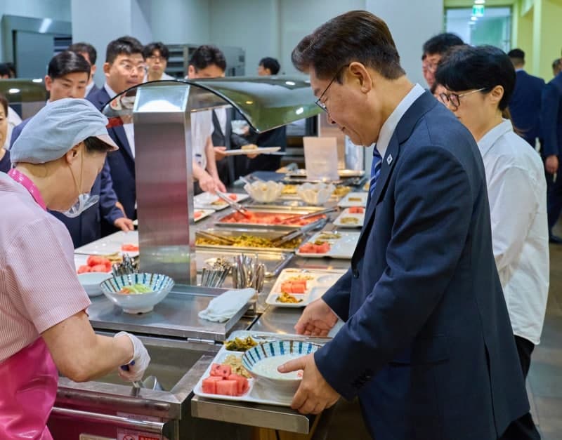이재명 대통령, 초복 맞아 靑직원들과 콩국수 오찬…"미안하고 든든"