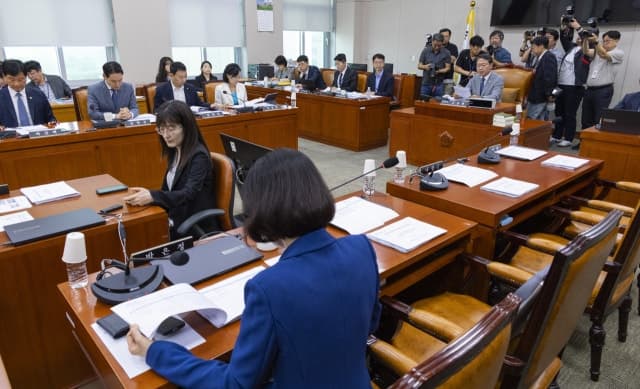 與 단독 법사위, '야당 탄압' 비판 속 종합특검 30일 연장 강행