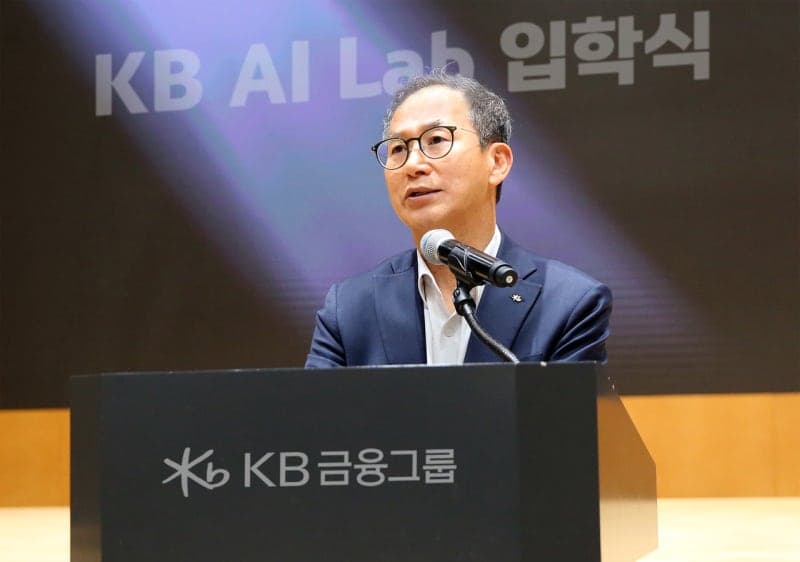 양종희 KB금융 회장 "AI 시대, 데이터 활용 능력이 곧 경쟁력" 강조하며 'KB AI 랩' 출범
