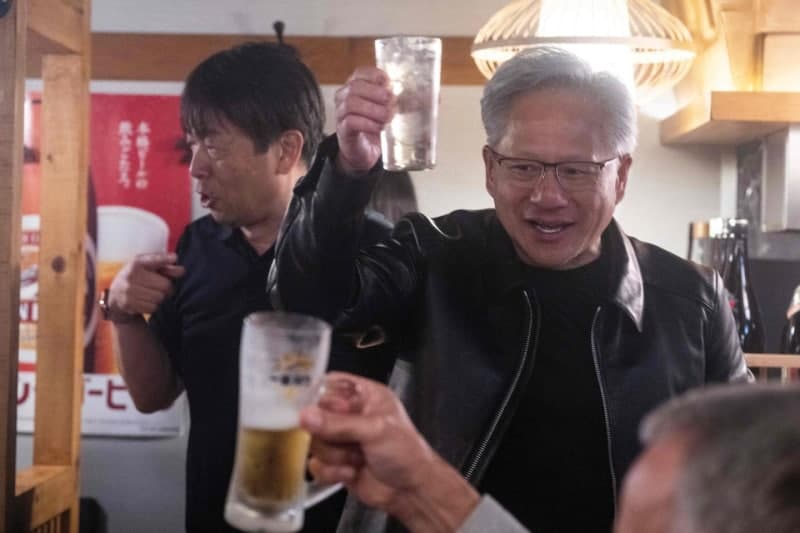 한국서 '치맥' 젠슨 황, 일본에선 '꼬치 회동'…"피지컬 AI, 일본에 기회"