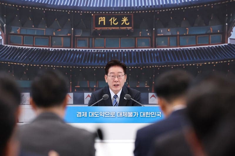 이 대통령 "부동산에 자원 묶여 비효율…생산적 금융 전환해야"
